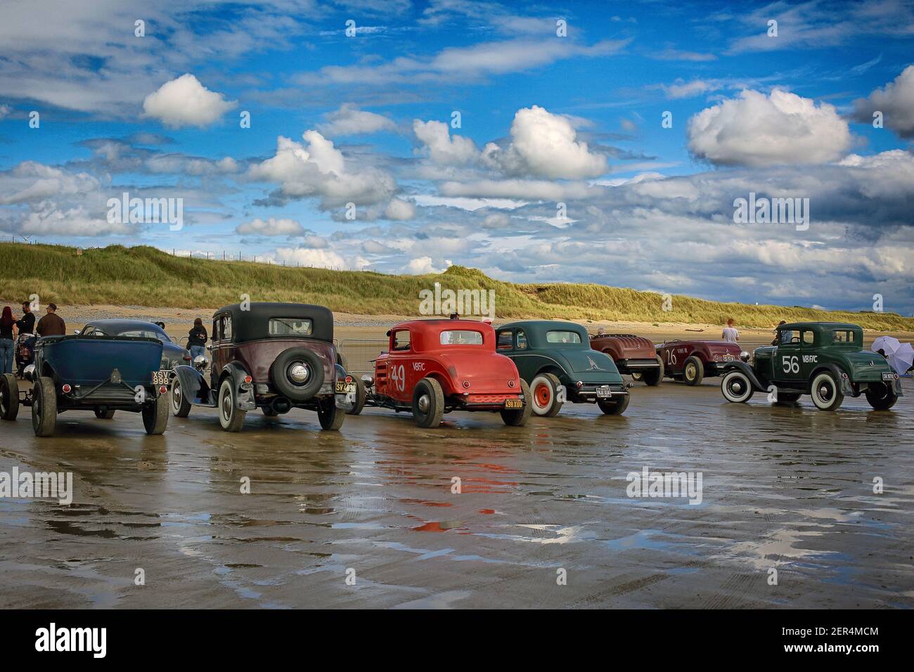 Pendine Sands, Wales, Großbritannien . Hot Rod Rennen in Pendine Sands. Bunte Oldtimer am Strand Stockfoto