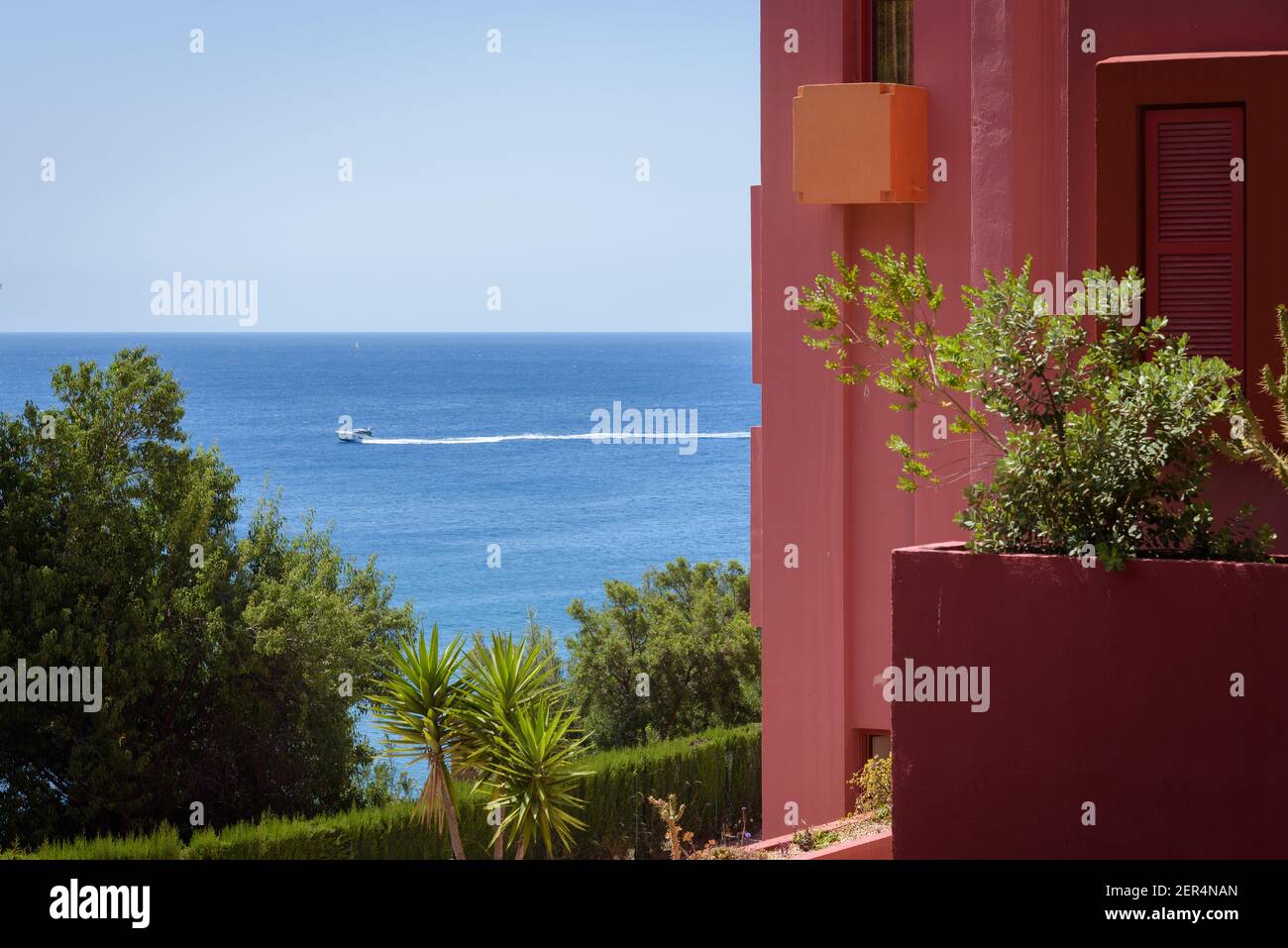 La Muralla Roja Gebäude, Rote Mauer Gebäude am Meer in Calp, Spanien Stockfoto
