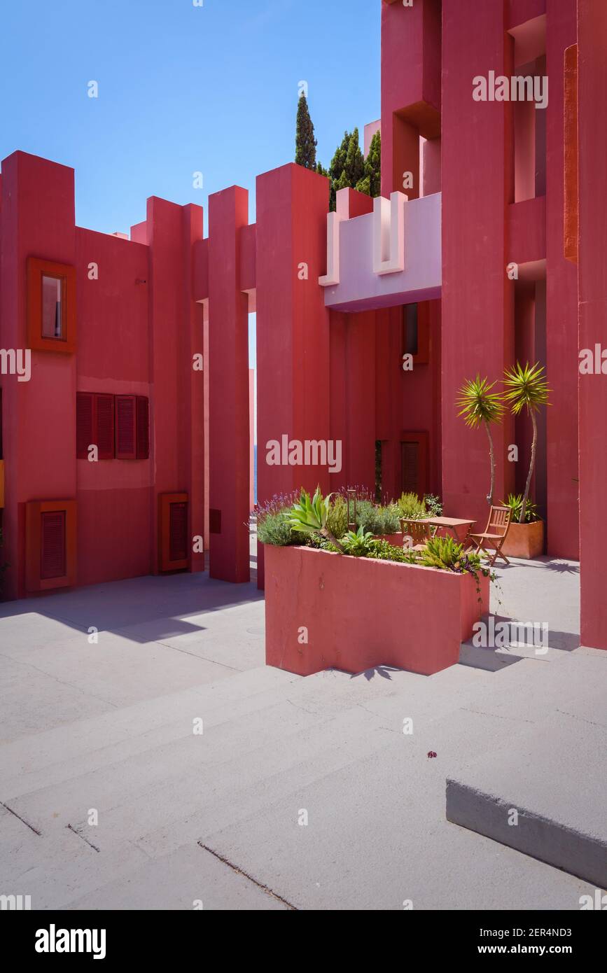 La Muralla Roja Gebäude, Rote Mauer Gebäude am Meer in Calp, Spanien Stockfoto