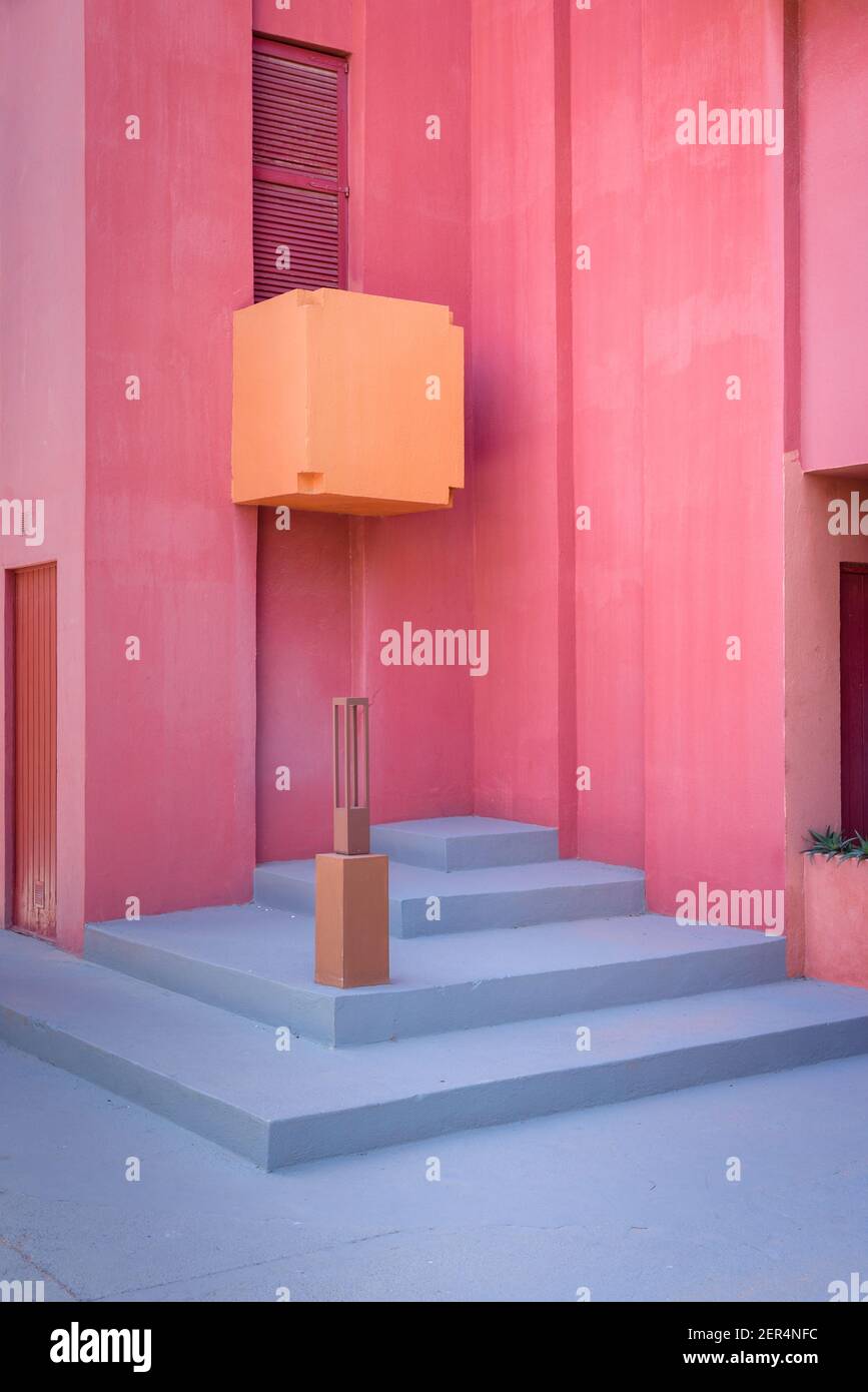 La Muralla Roja Gebäude, Rote Mauer Gebäude am Meer in Calp, Spanien Stockfoto