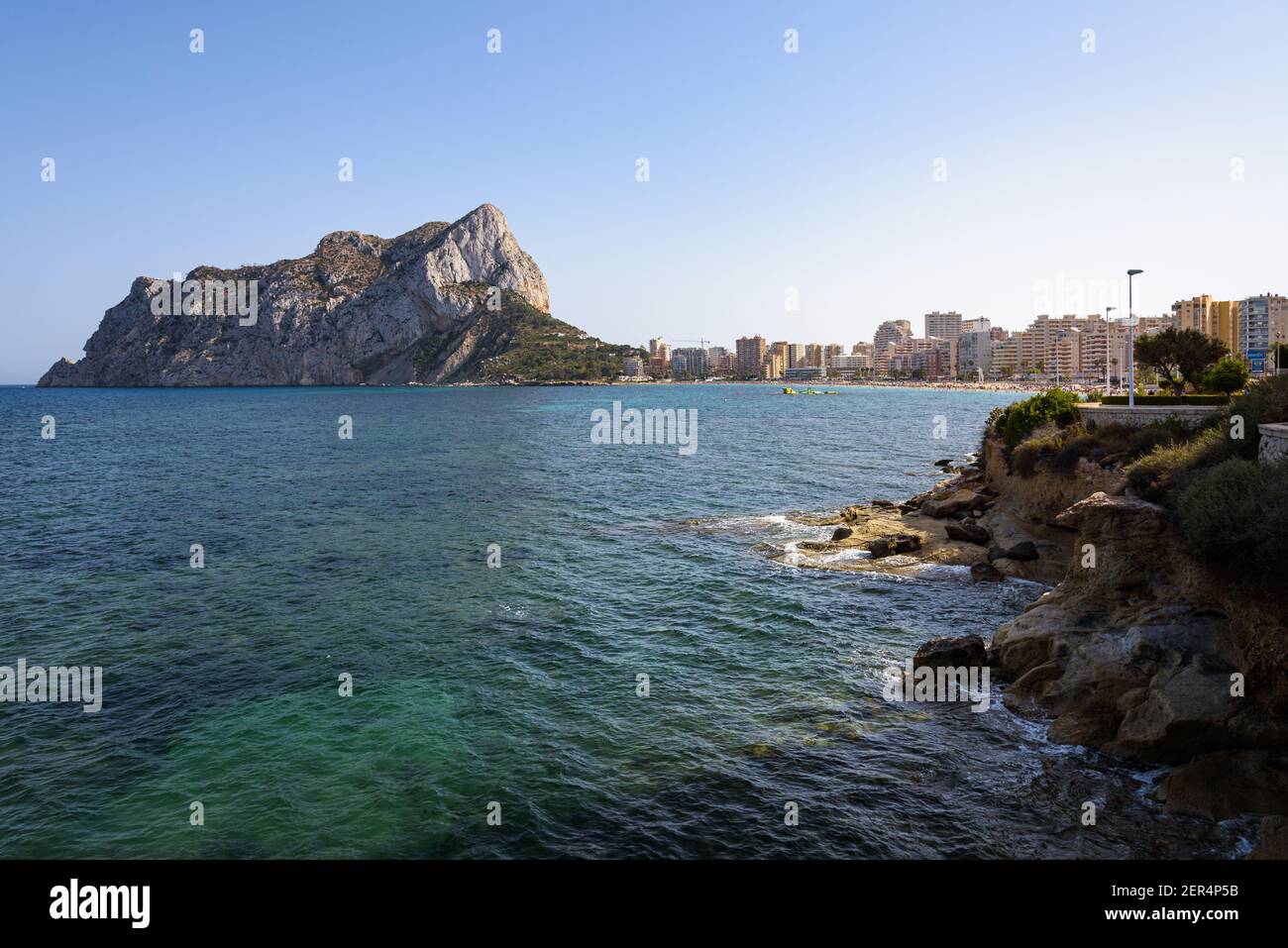 Küstenlinie mit dem städtischen Strand von Calpe und der Klippe im Hintergrund, Alicante, Spanien Stockfoto