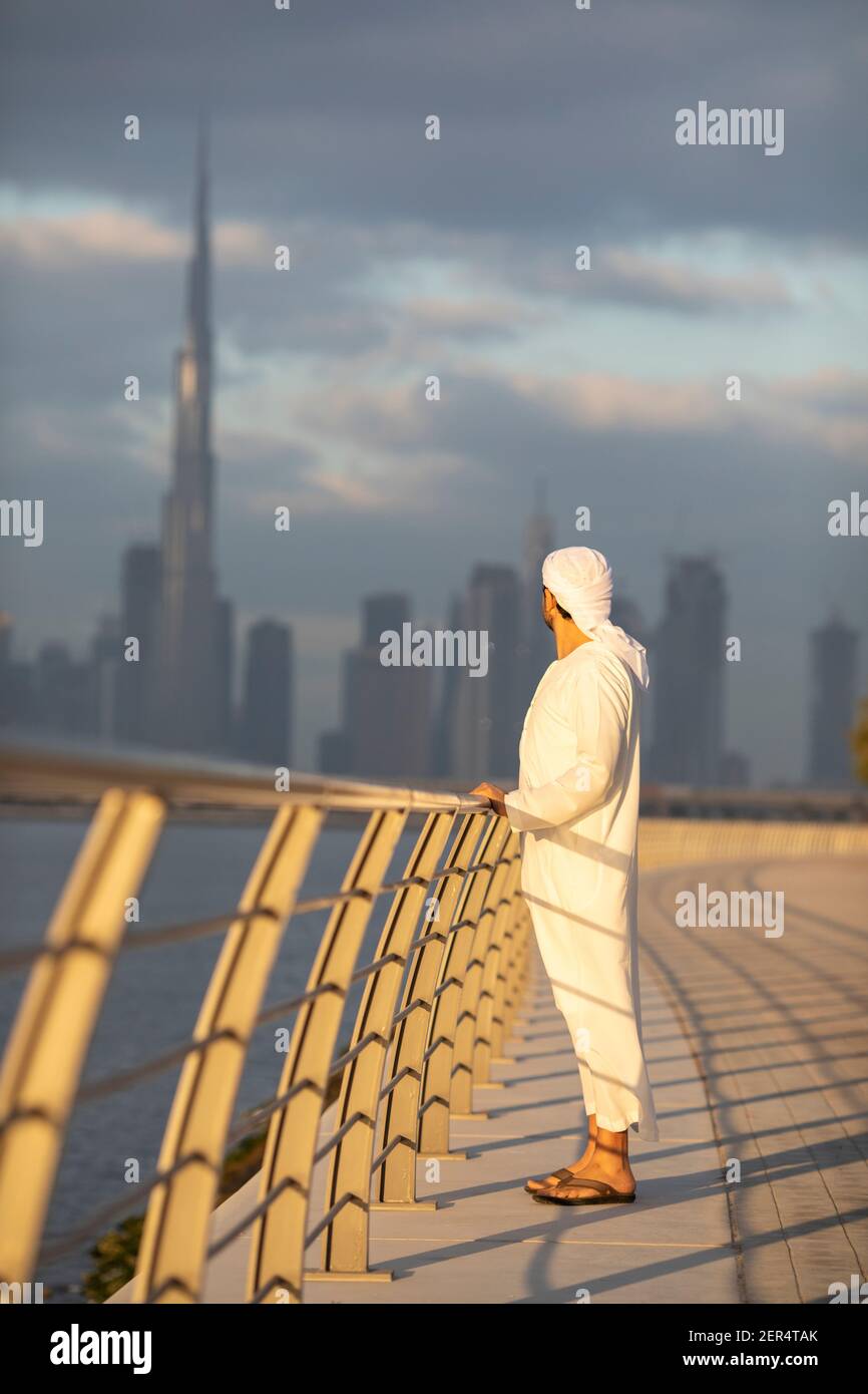 emirati man in Al Jaddaf Waterfront in Dubai mit Burj Khalifa im Hintergrund Stockfoto