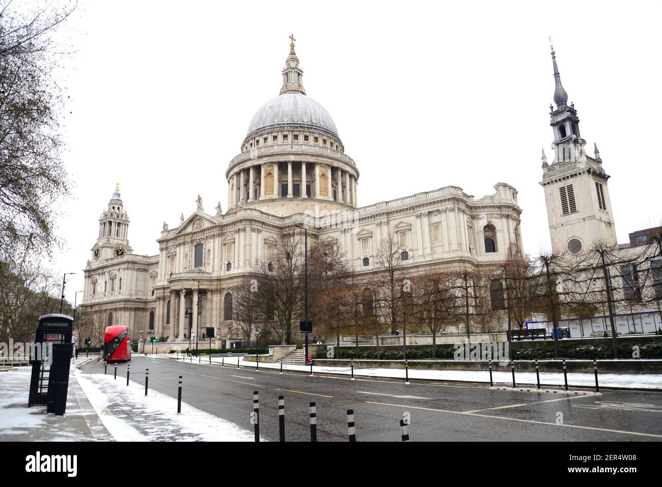 Eine verlassene Straße vor der St Paul's Cathedral, City of London, während der Coronavirus Pandemie London Lockdown Stockfoto Eine verlassene Straße vor der St Paul's Cathedral, City of London, während der Coronavirus Pandemie London Lockdown Stockfoto