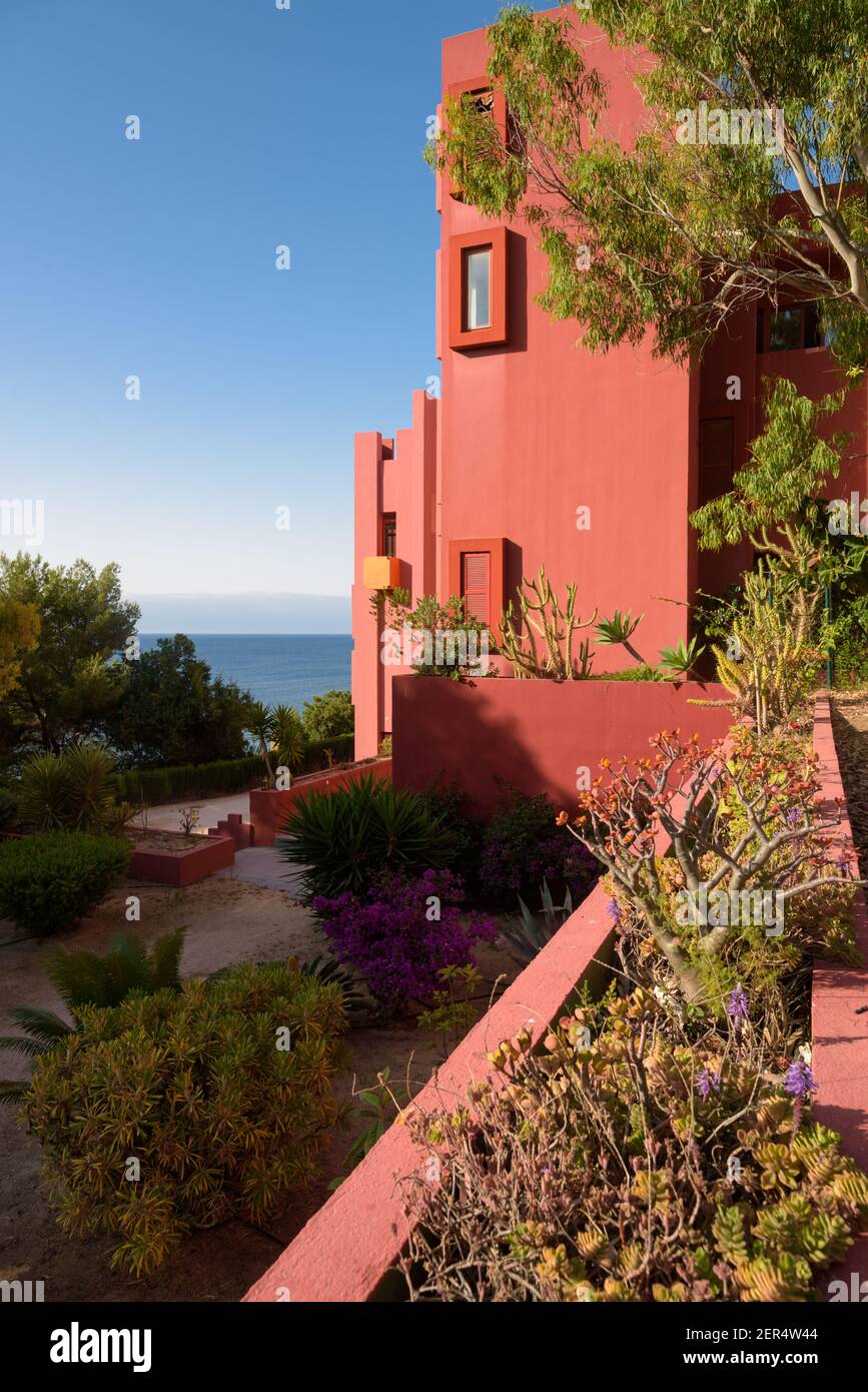 La Muralla Roja Gebäude, Rote Mauer Gebäude am Meer in Calp, Spanien Stockfoto