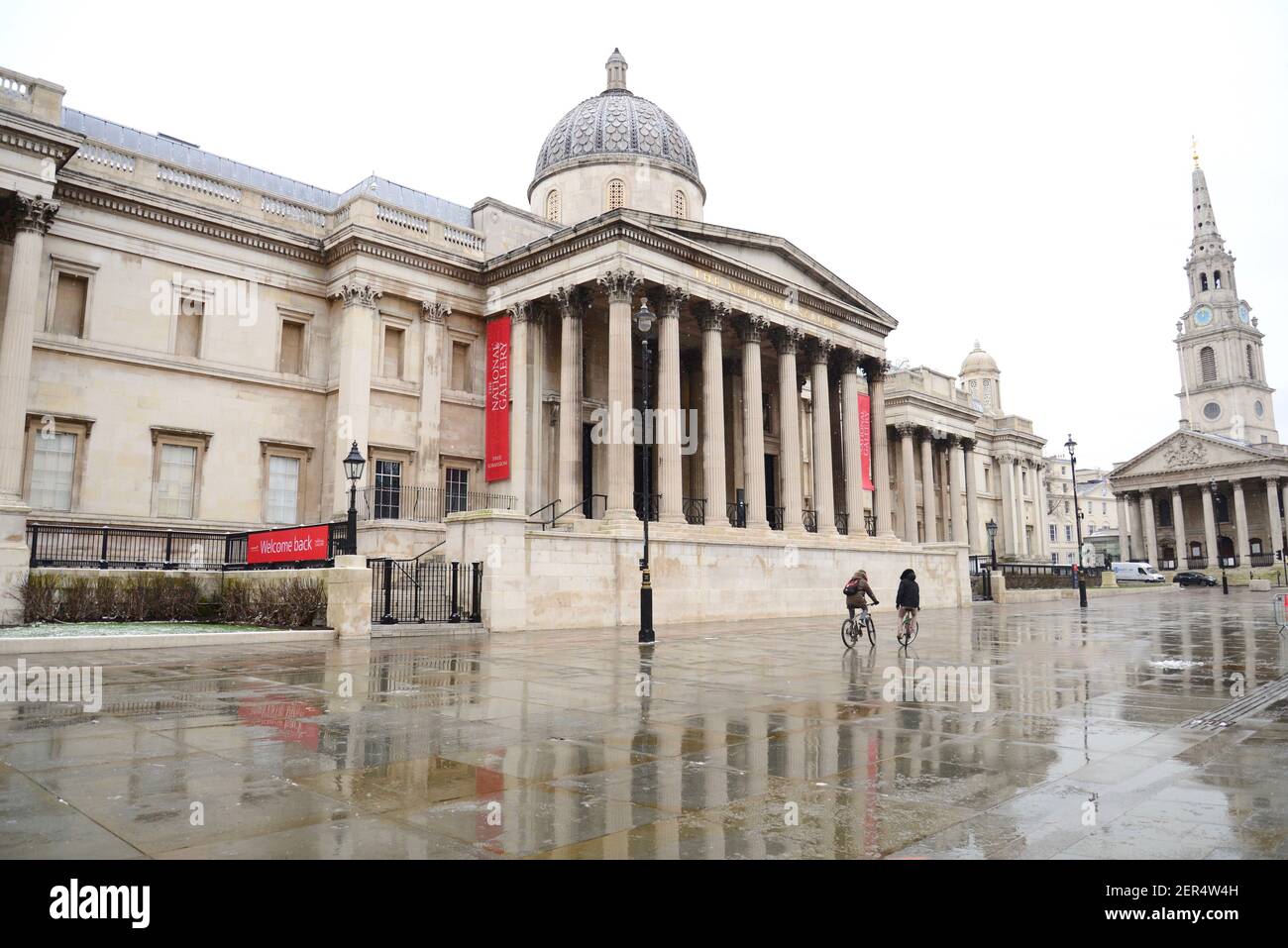 Zwei Männer auf einem Fahrrad vor der National Gallery, Trafalgar Square während der Coronavirus Pandemie London Lockdown Stockfoto Zwei Männer auf einem Fahrrad vor der National Gallery, Trafalgar Square während der Coronavirus Pandemie London Lockdown Stockfoto