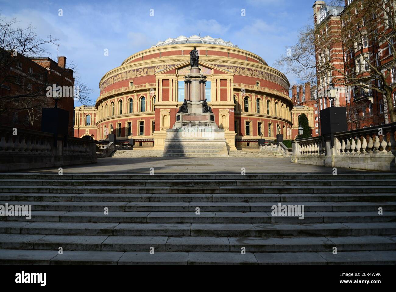 Eine verlassene Gegend, die zur Royal Albert Hall, London während der Coronavirus Pandemie Sperre führt Stockfoto Eine verlassene Gegend, die zur Royal Albert Hall, London während der Coronavirus Pandemie Sperre führt Stockfoto