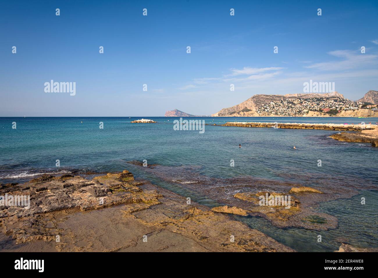 Küste der Calpe Küste mit einem städtischen felsigen Strand, Alicante, Spanien Stockfoto