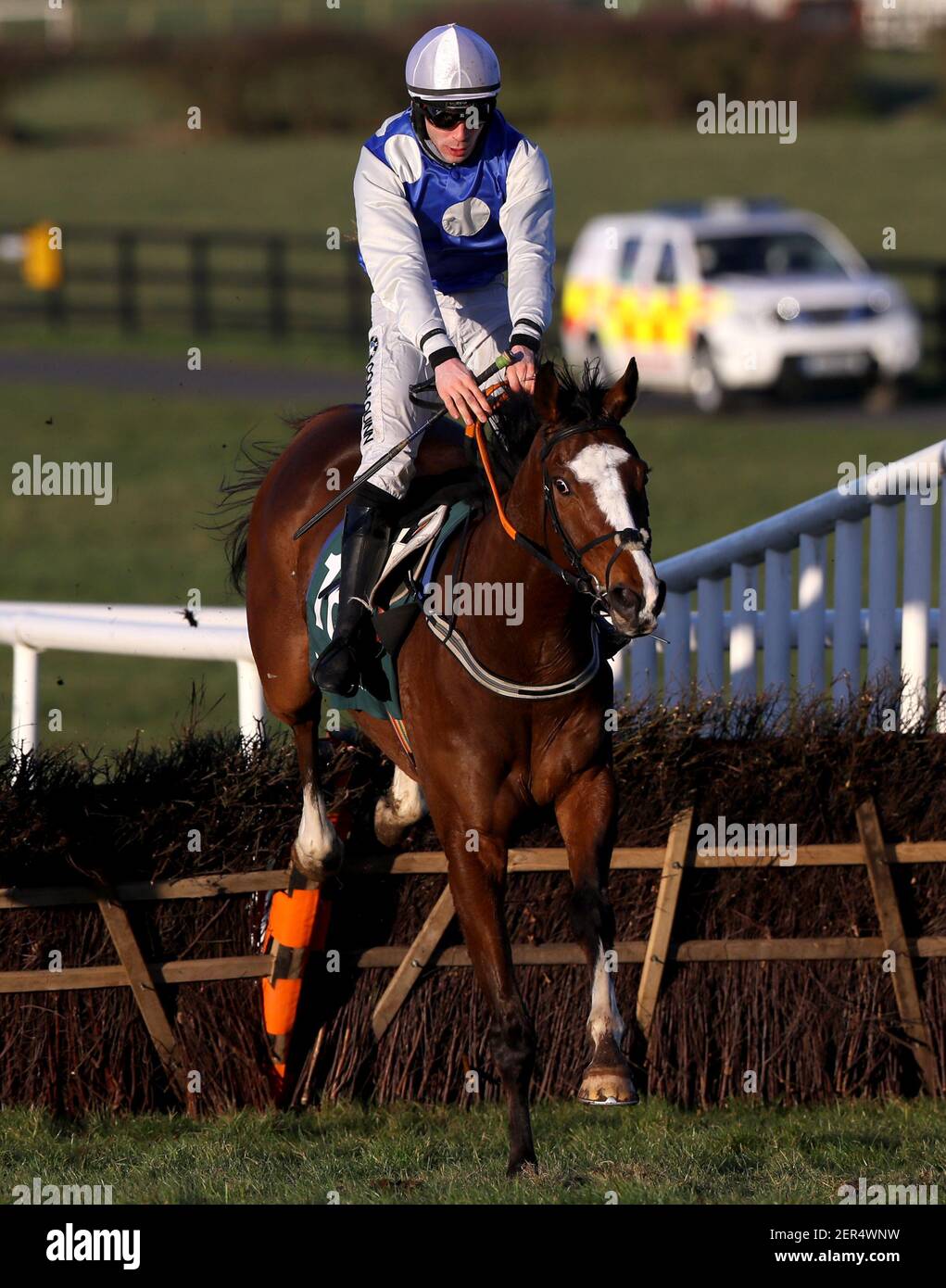 Light Brigade von Kevin Brouder befreit einen Zaun auf dem Weg zum Gewinn der Handicap-Hürde des Paddy's Rewards Club auf der Naas Racecourse in Naas. Bilddatum: Sonntag, 28. Februar 2021. Stockfoto