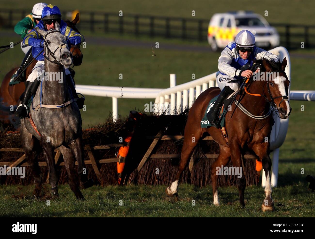 Light Brigade von Kevin Brouder (rechts) auf dem Weg zum Gewinn der Handicap-Hürde des Paddy's Rewards Club auf der Naas Racecourse in Naas. Bilddatum: Sonntag, 28. Februar 2021. Stockfoto