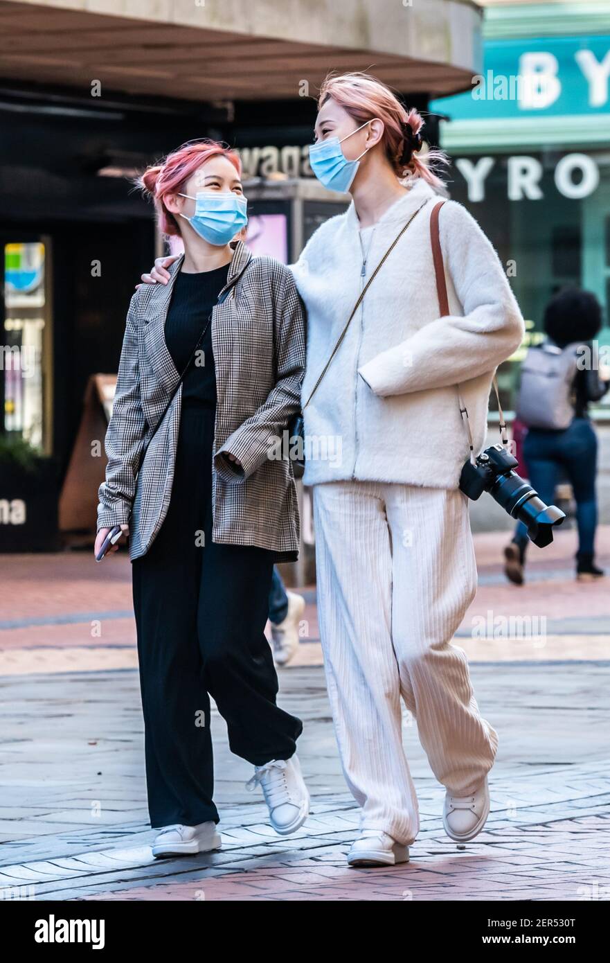 Birmingham, Großbritannien. 28th. Februar 2021: Ein paar Frauen laufen fröhlich im Stadtzentrum von Birmingham entlang, während die Sperre weiter geht. Kredit: Ryan Underwood / Alamy Live Nachrichten Stockfoto