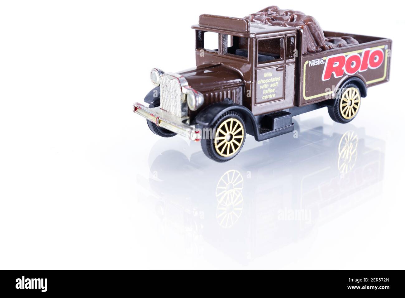 Diecast-Modell eines Oldtimers, abgenutzt und Farbe-gechipt. Reinweißer Hintergrund. Stockfoto