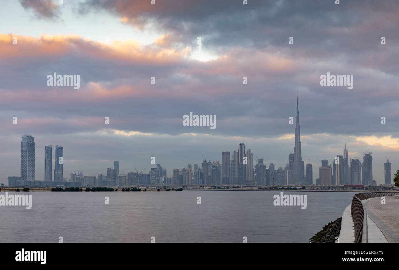 Dubai, Vereinigte Arabische Emirate, 27th. Februar 2021: skyline von dubai über dem Creek auf der Sonneninsel Stockfoto