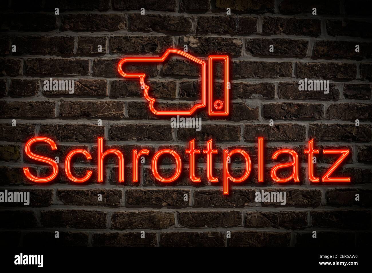 Detailfoto eines Neonschildes an einer Wand mit Die Inschrift Schrottplatz (Schrottplatz) Stockfoto