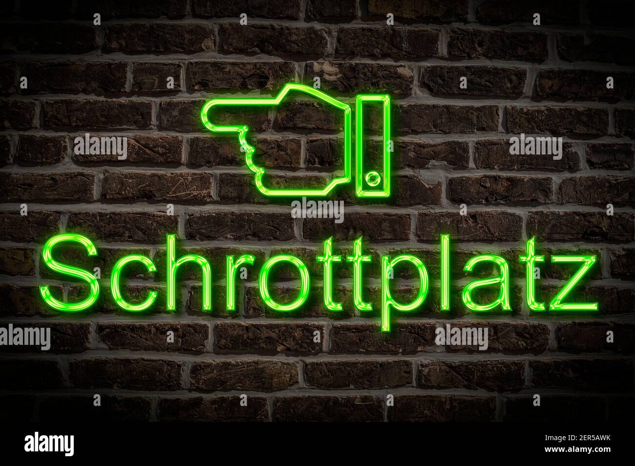Detailfoto eines Neonschildes an einer Wand mit Die Inschrift Schrottplatz (Schrottplatz) Stockfoto
