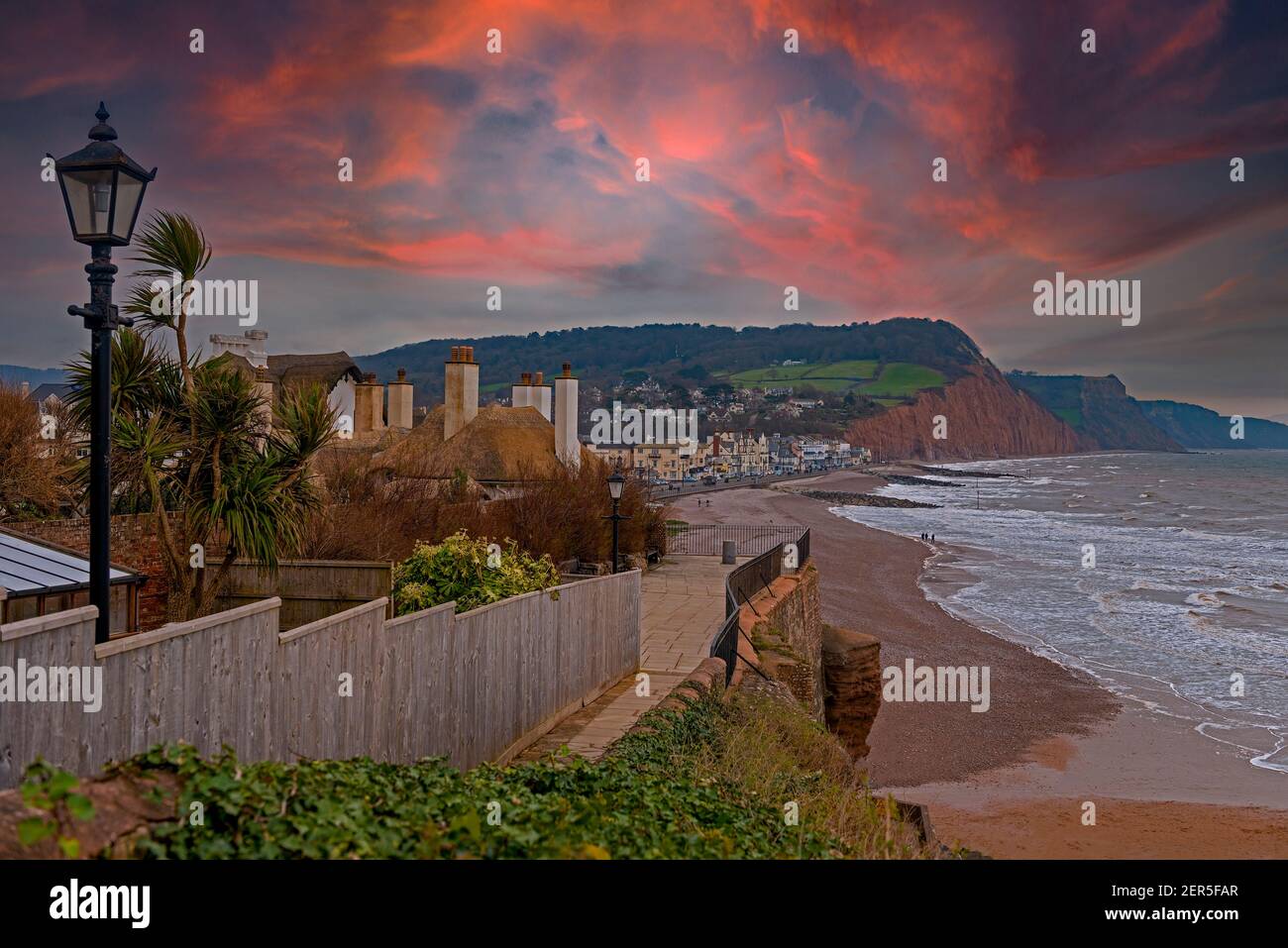 Meer, Strand und Küste von Sidmouth, einer kleinen beliebten Küstenstadt an der Südküste von Devon im Südwesten Englands Stockfoto