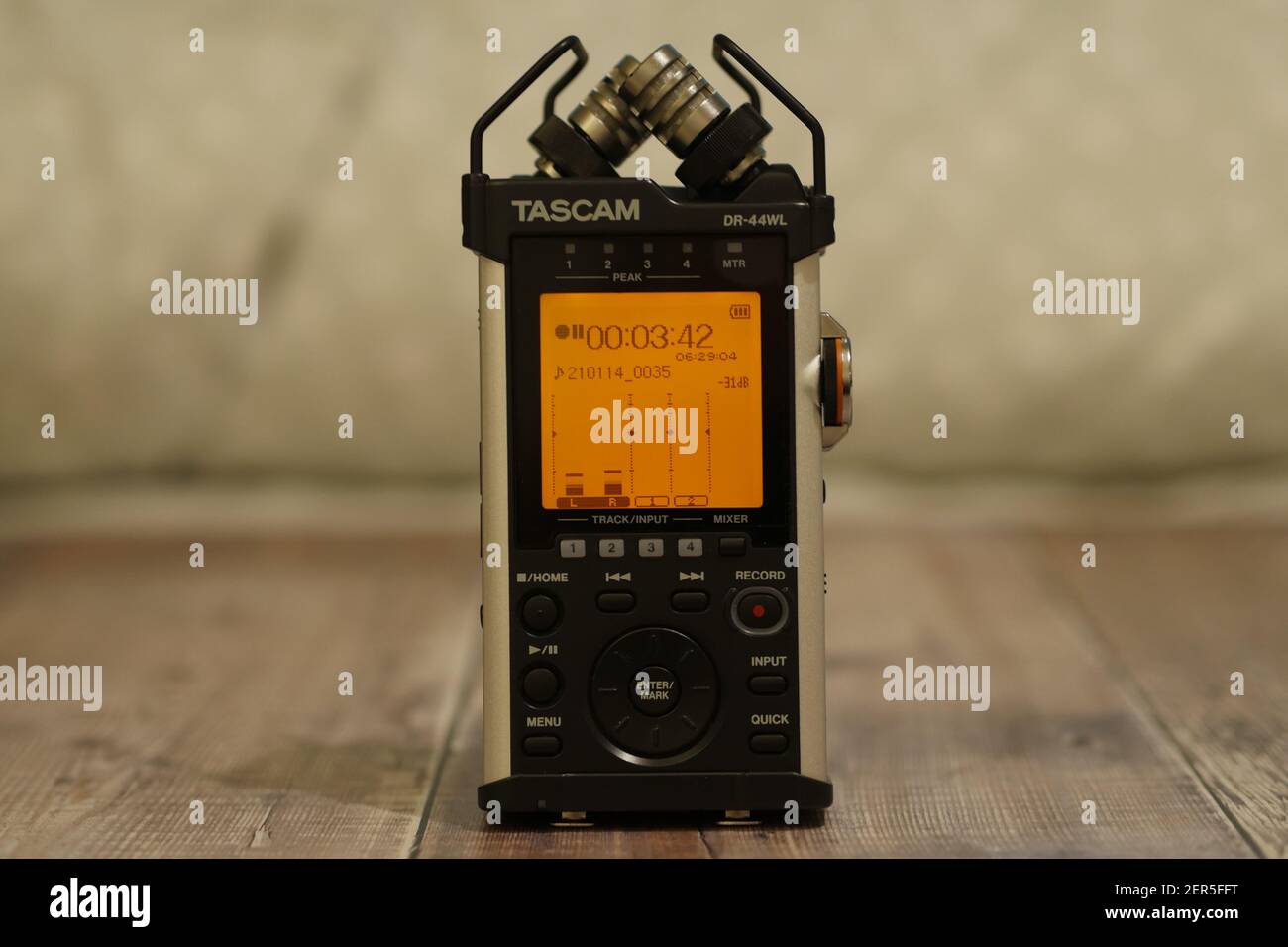 Tascam Tragbarer Mehrspur-Audiorecorder zur Standortaufnahme von Ton Stockfoto
