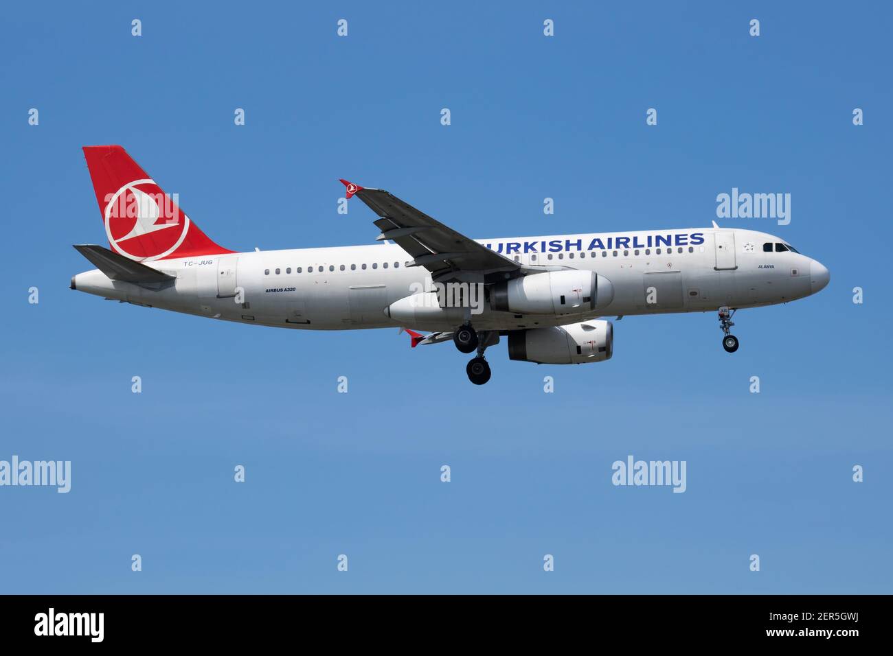 Turkish Airlines Airbus A320 TC-JUG Passagierflugzeug Ankunft und Landung Am Flughafen Istanbul Atatürk Stockfoto