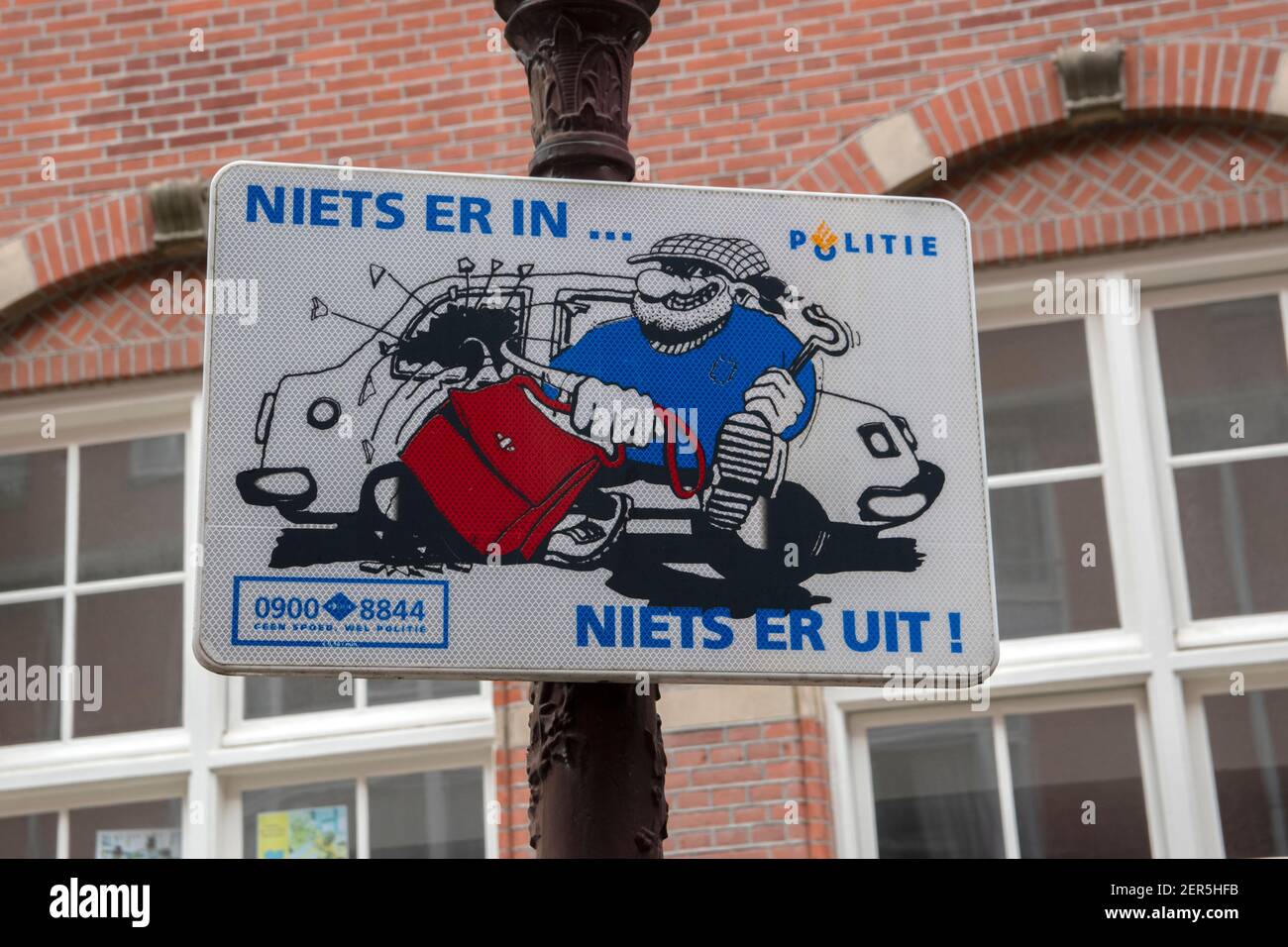 Lustige Anti-Diebstahl-Schild in Amsterdam Niederlande 24-2-2021  Stockfotografie - Alamy