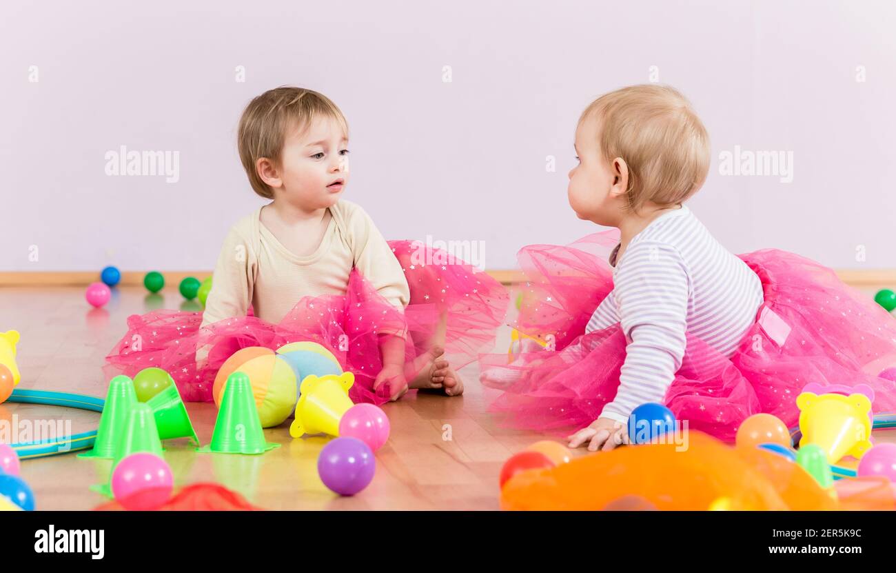Zwei Kleinkinder spielen zusammen Stockfoto