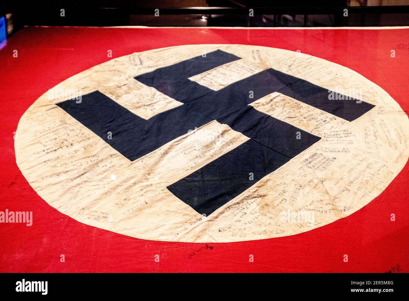 Eine gefangene WWII Ära Nazi Swastika Flagge Stockfoto