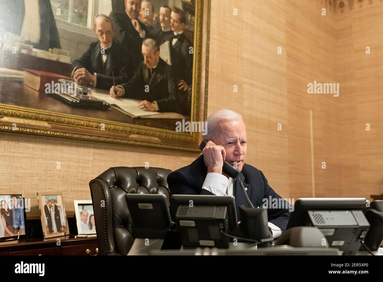 Präsident Joe Biden telefoniert mit Texas Gov. Greg Abbott Donnerstag, 18. Februar 2021, im Treaty Room in der Residenz des Weißen Hauses. (Offizielles Foto des Weißen Hauses von Adam Schultz) Stockfoto