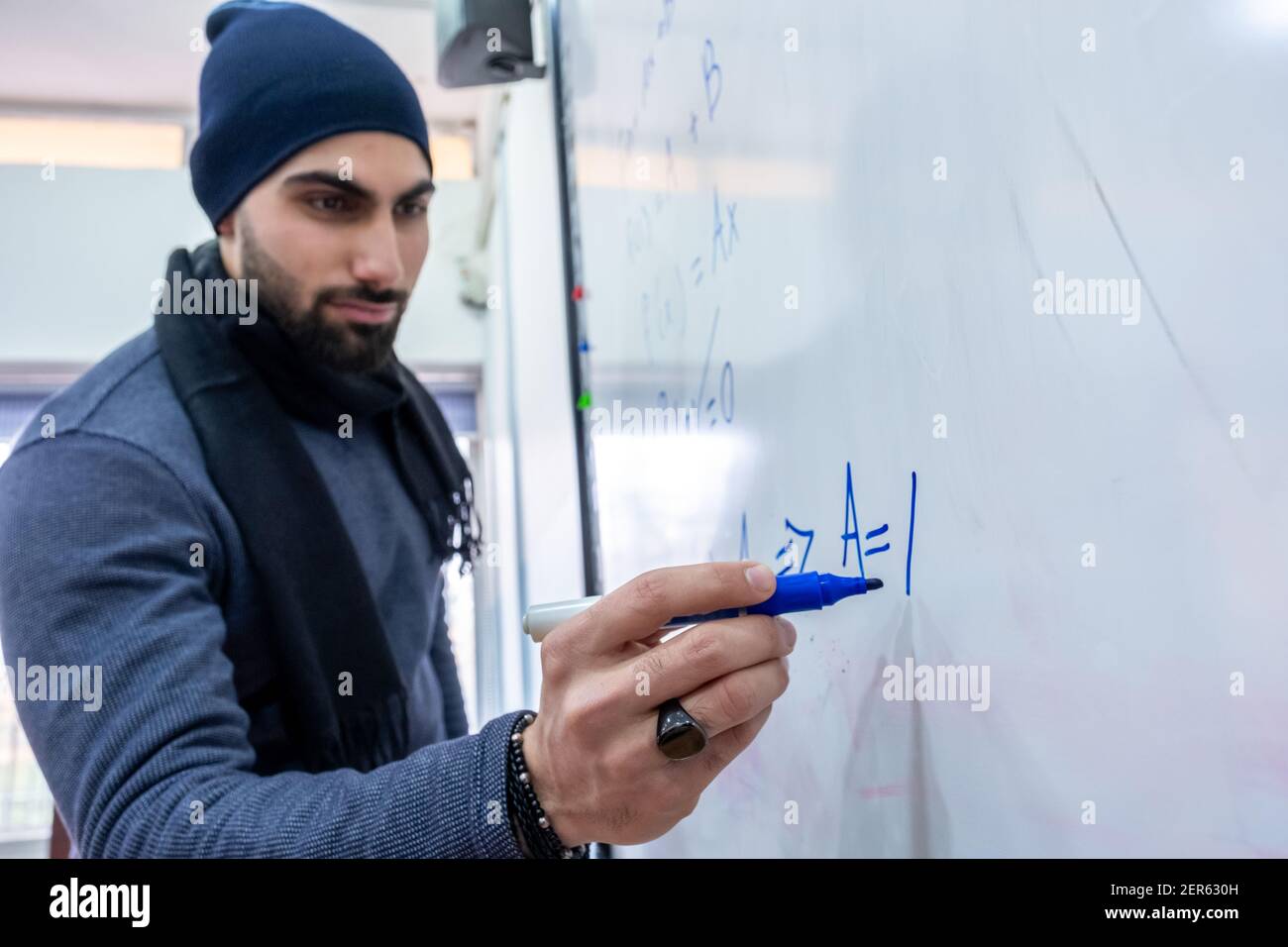 Lehrer an der Universität Lehre seine Schüler, wie man Mathematiken zu lösen Stockfoto