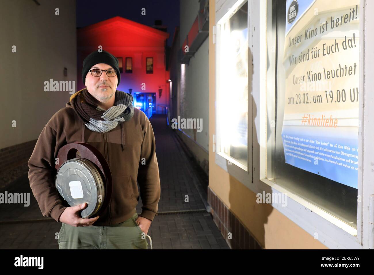 Burg, Deutschland. Februar 2021, 28th. Regisseur Jochen Frankl steht vor dem Burgtheater und nimmt an der bundesweiten Aktion "Kino leuchtet" Teil. Für Sie“. In vielen Kinos bundesweit gehen die Lichter draußen und drinnen an. Darüber hinaus gibt es verschiedene Aktionen vor Ort und eine gemeinsame Sichtbarkeit der Aktion in den sozialen Netzwerken. Das Kino wurde am 3. Juni 1911 eröffnet und ist damit das älteste Zweckkino in Deutschland. Quelle: Peter Gercke/dpa-Zentralbild/dpa/Alamy Live News Stockfoto