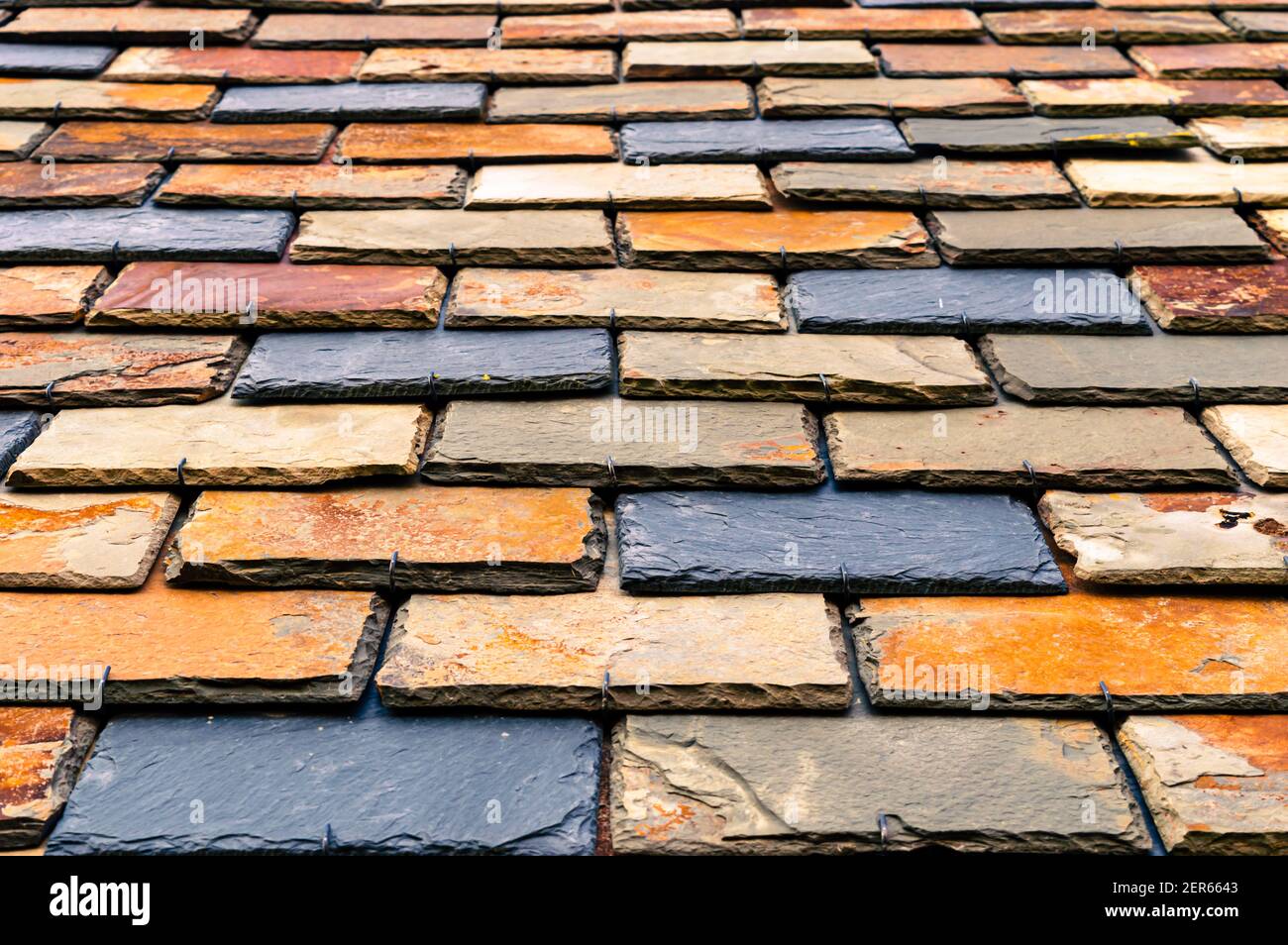 Hintergrundbild von verschiedenen Farben Schiefer Dachziegel Stockfoto