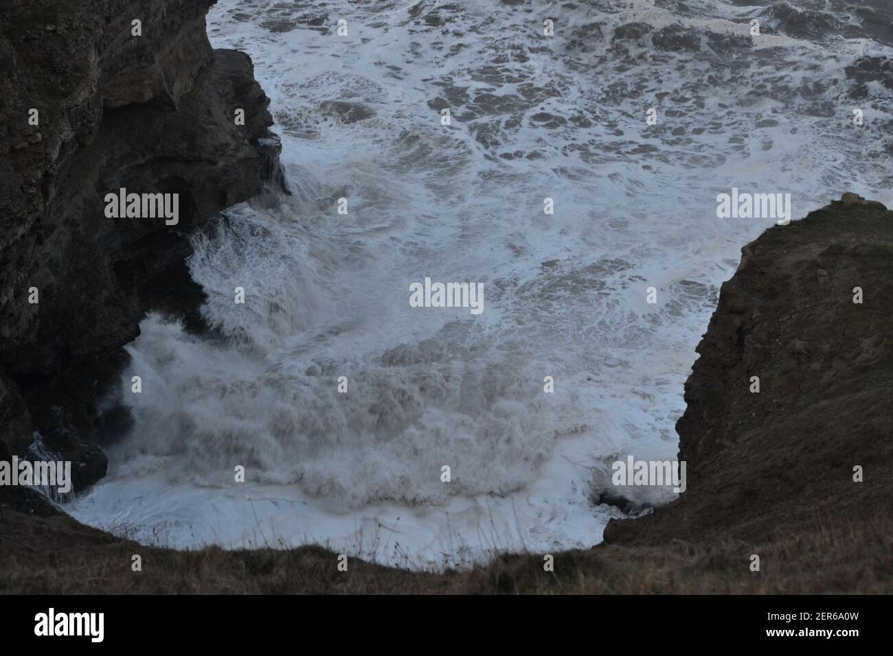 Raue See - Wilde Und Windigen Nordsee - Filey Brigg - Nordsee - Weißwasser - Krachende Wellen - Winter - Yorkshire - UK Stockfoto