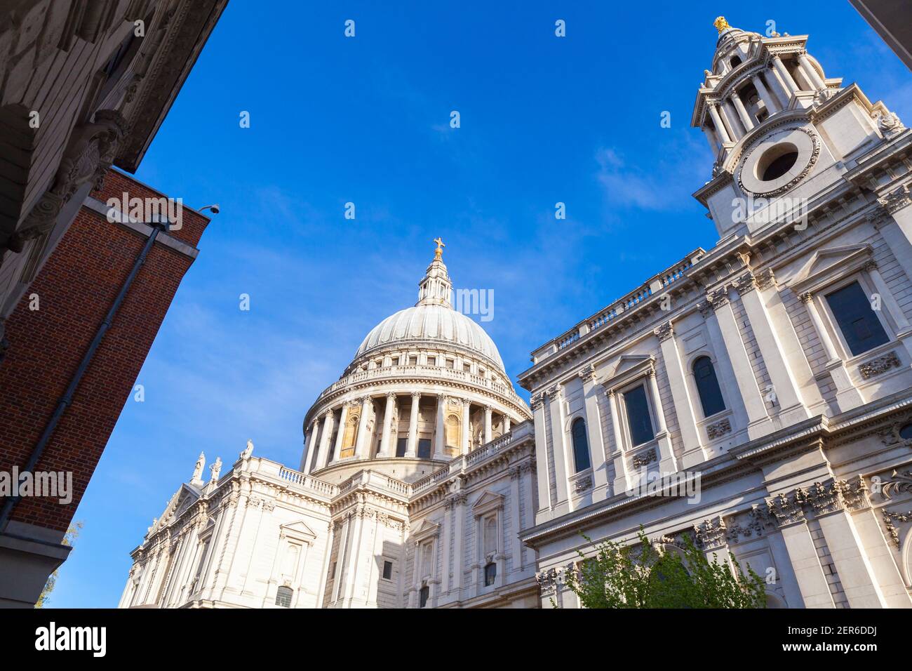 St. Paul Kathedrale unter blauem Himmel an einem sonnigen Tag, London, Vereinigtes Königreich Stockfoto