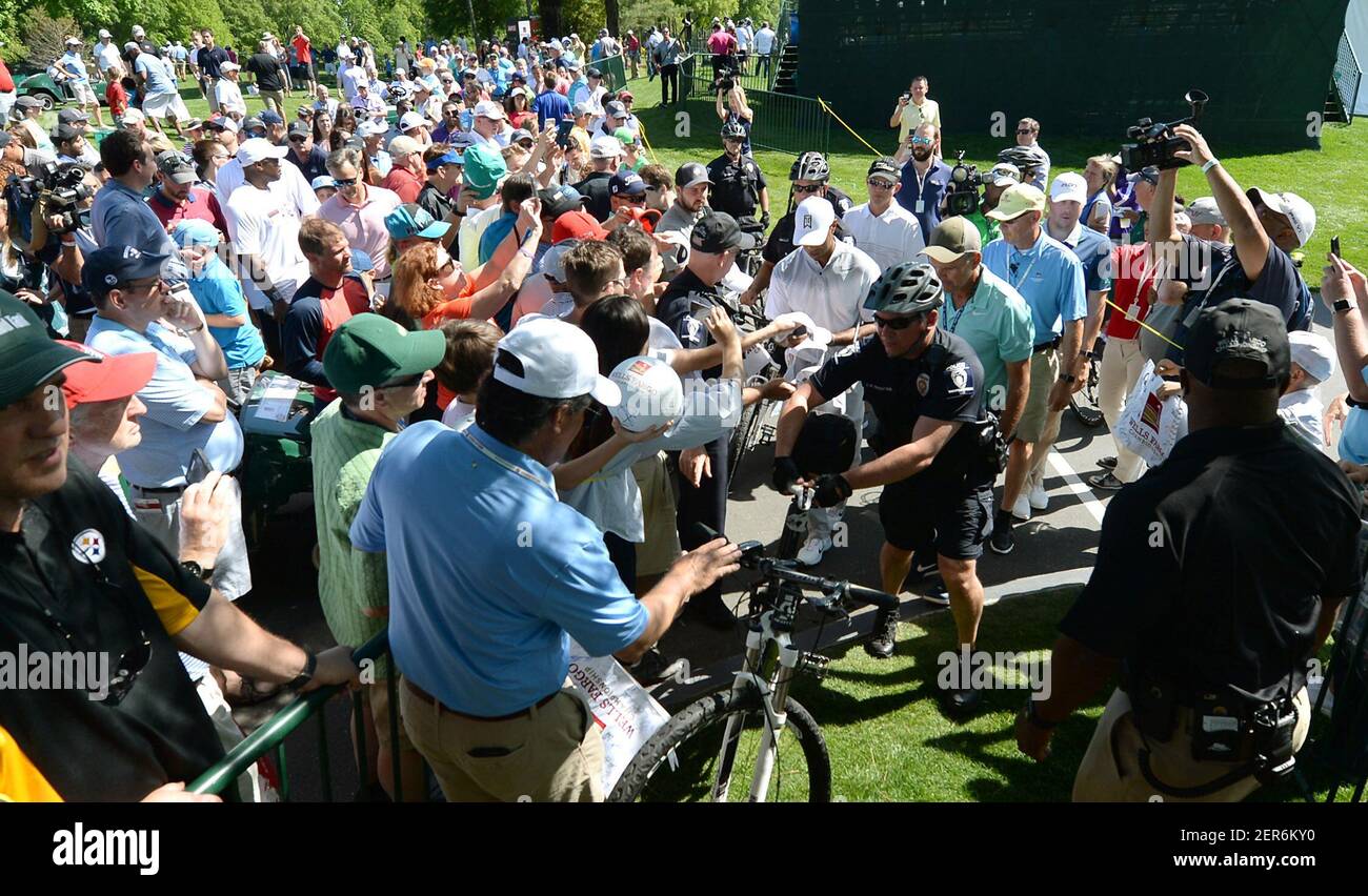 Charlotte Polizisten benutzen ihre Fahrräder, um die Menschenmenge Kontrolle zu halten, wie Golfer Tiger Woods, Mitte, Autogramme auf seinem Weg zum Putting Green in Vorbereitung für die Wells Fargo Meisterschaft im Quail Hollow Club in Charlotte, N.C., am 1. Mai 2018. (Foto von Jeff Siner/Charlotte Observer/TNS/Sipa USA) Stockfoto