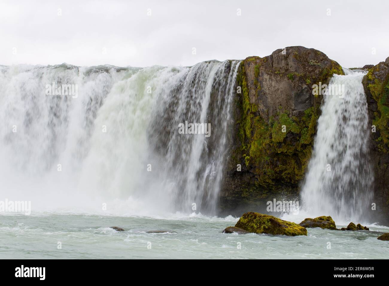 Wasser streicheln Felsen am Godafoss Wasserfall Stockfoto