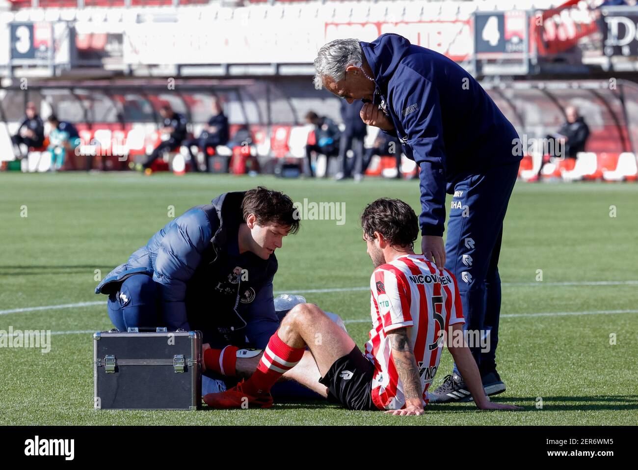 ROTTERDAM, NIEDERLANDE - FEBRUAR 28: Mica Pinto von Sparta Rotterdam wird während des Eredivisie-Spiels zwischen Sparta Rotterdam A medizinisch behandelt Stockfoto