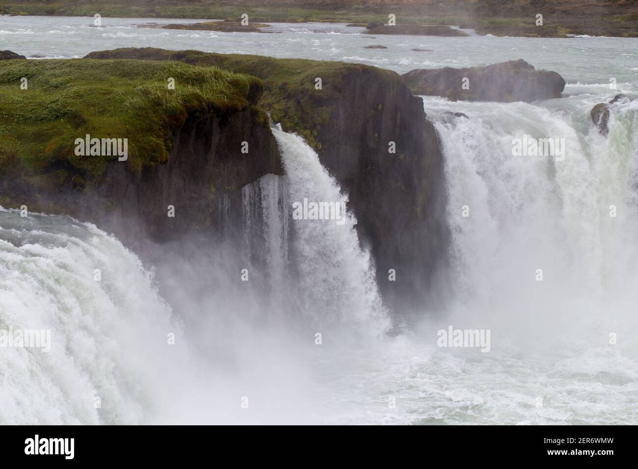 Moos und Spray am Godafoss Wasserfall Stockfoto