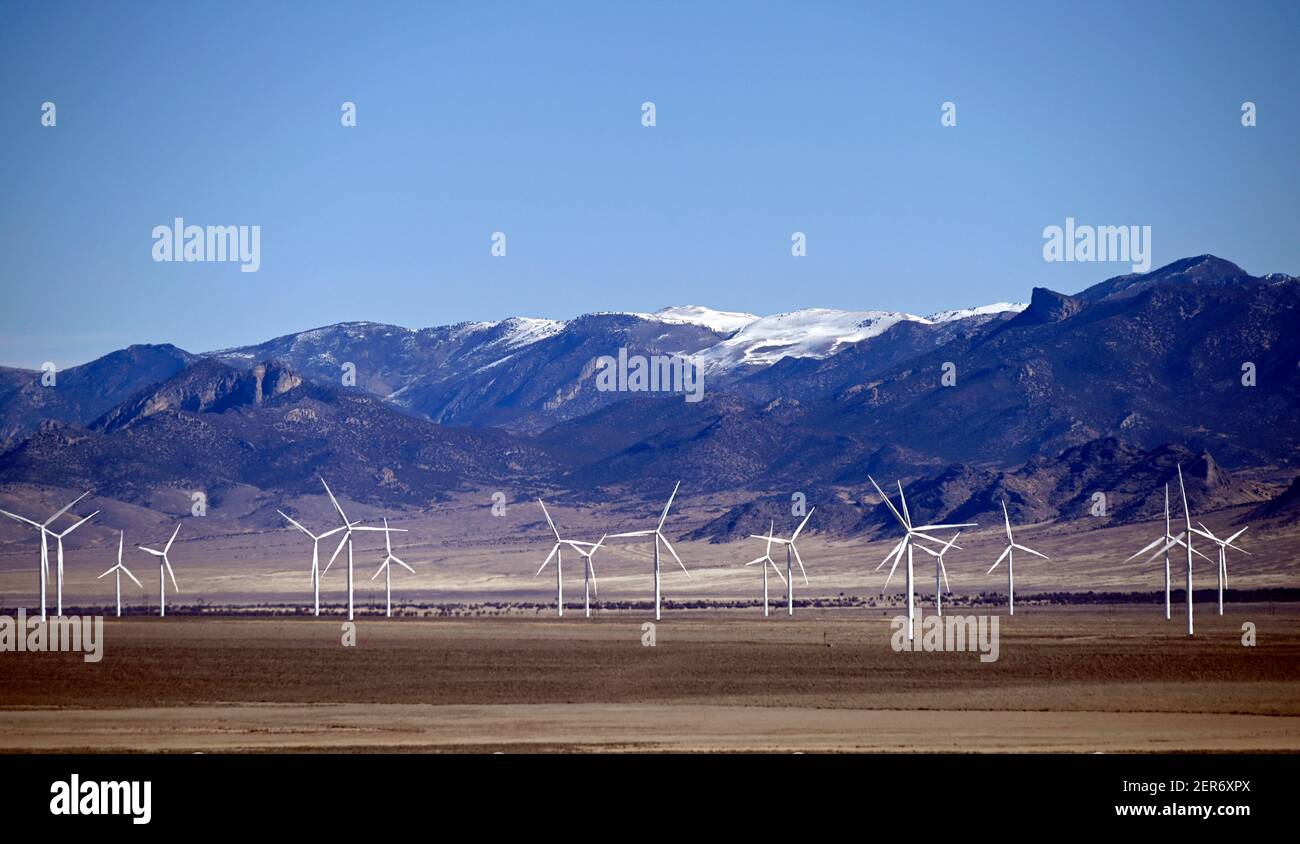 Ely, Nevada, USA. Februar 2021, 26th. Windmühlen werden am 26. Februar 2021 in Spring Valley Wind, Nevada's erstem Windpark, gesehen. Der Hof ist im Besitz und wird von Pattern Energy betrieben. Das Werk befindet sich in Spring Valley, nordwestlich des Great Basin National Park und etwa 30 Meilen östlich von Ely, Nevada. Das 152 errichtete 2012-Megawatt-Projekt nutzt 66 Siemens SWT-2.3-101-Windenergieanlagen und ist an das Übertragungsnetz NV Energy angeschlossen. Quelle: David Becker/ZUMA Wire/Alamy Live News Stockfoto