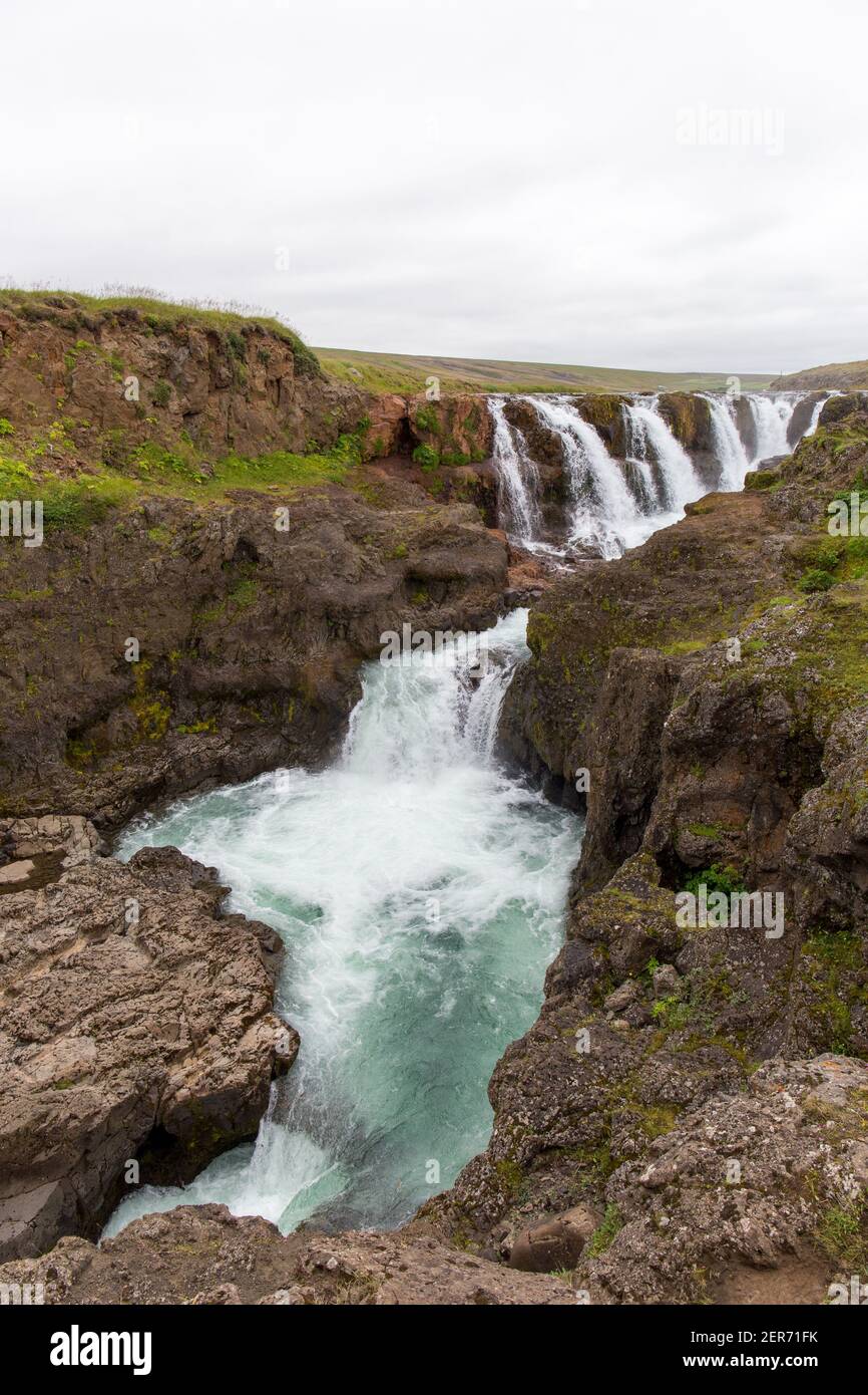 Fluss kraftvoll Carving durch Felsen Stockfoto