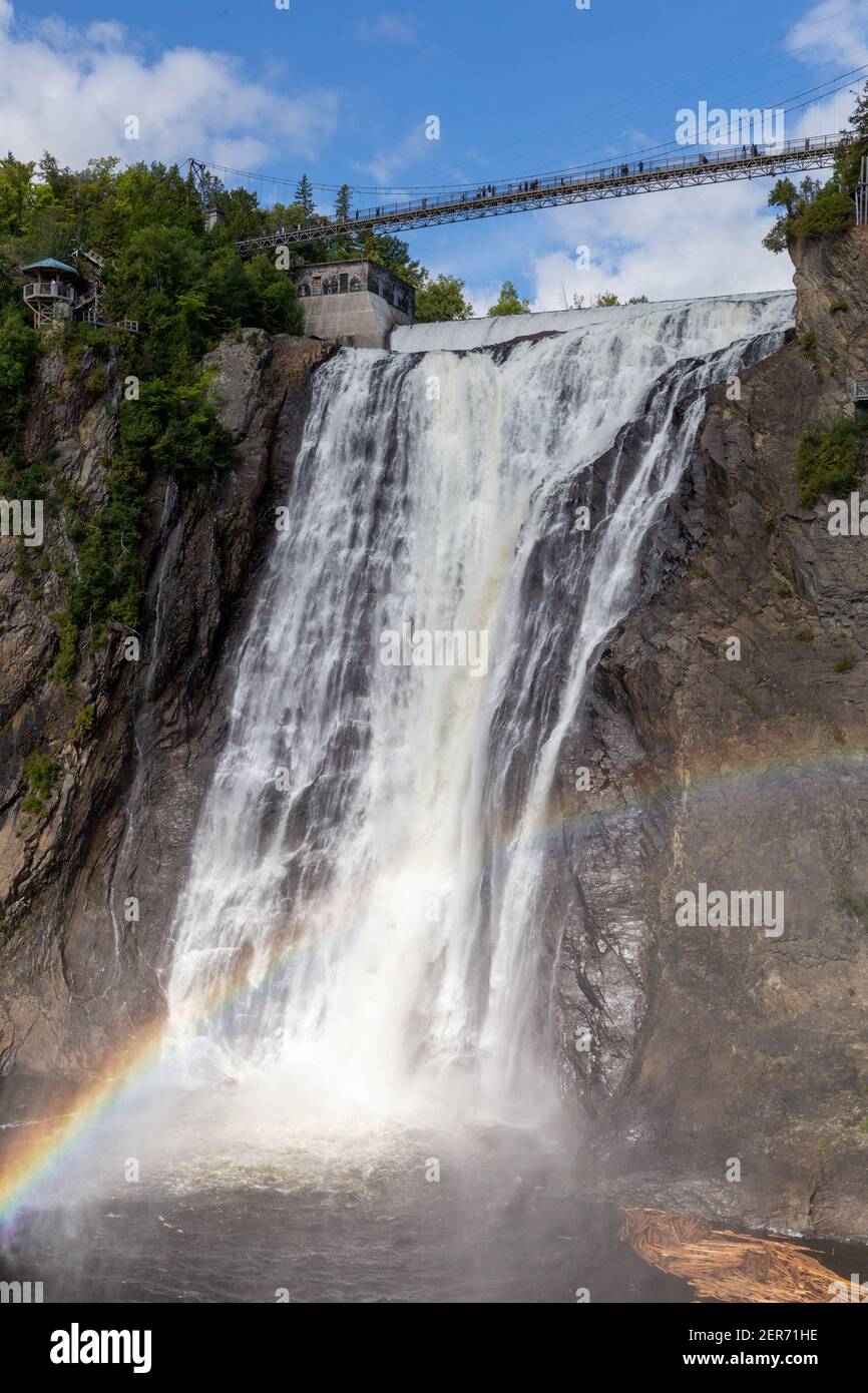 Majestätischer Wasserfall mit Brücke und Regenbogen Stockfoto