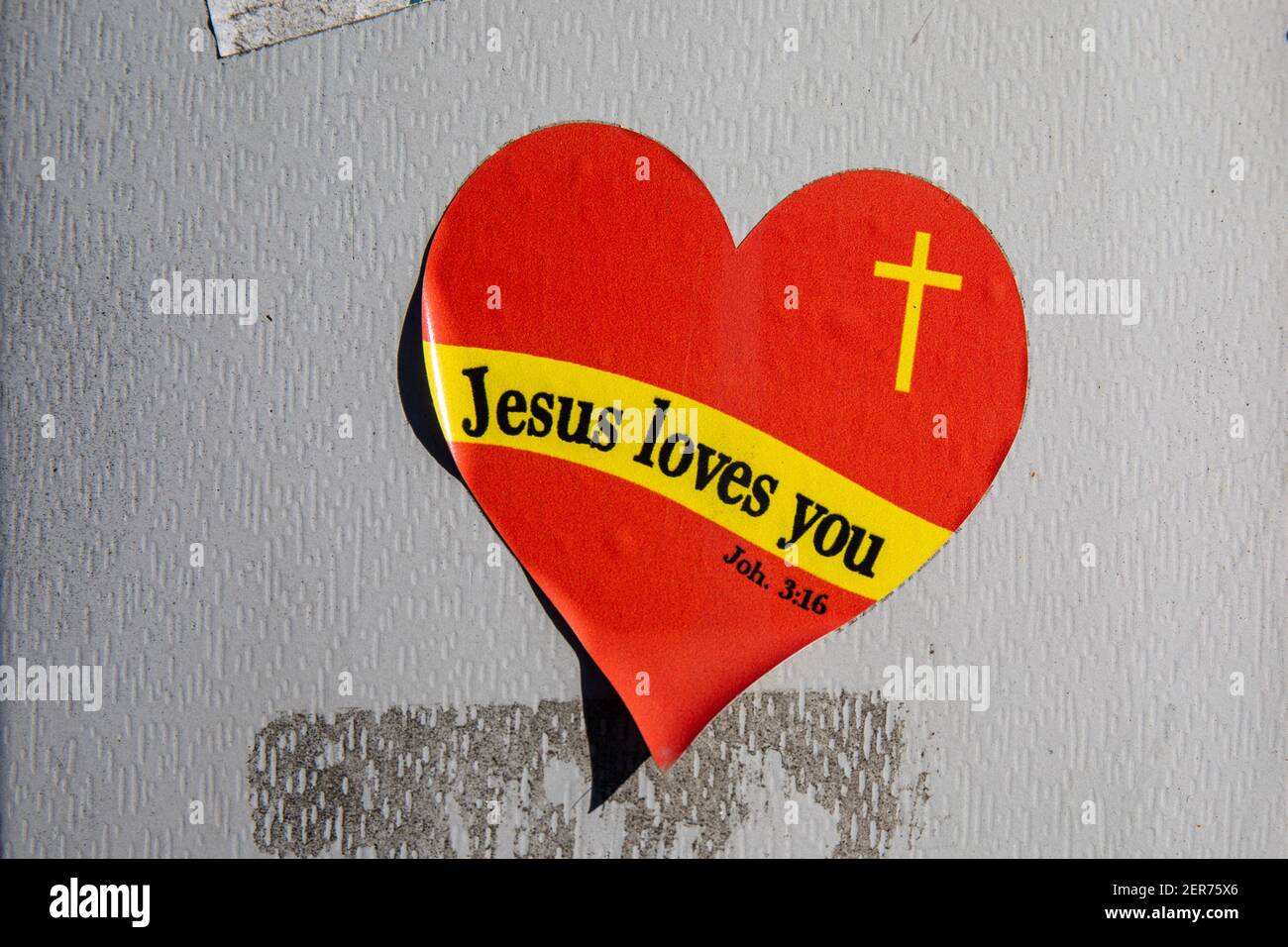 Jesus liebt dich. Herzförmiger Aufkleber. Johannes 3:16. Stockfoto