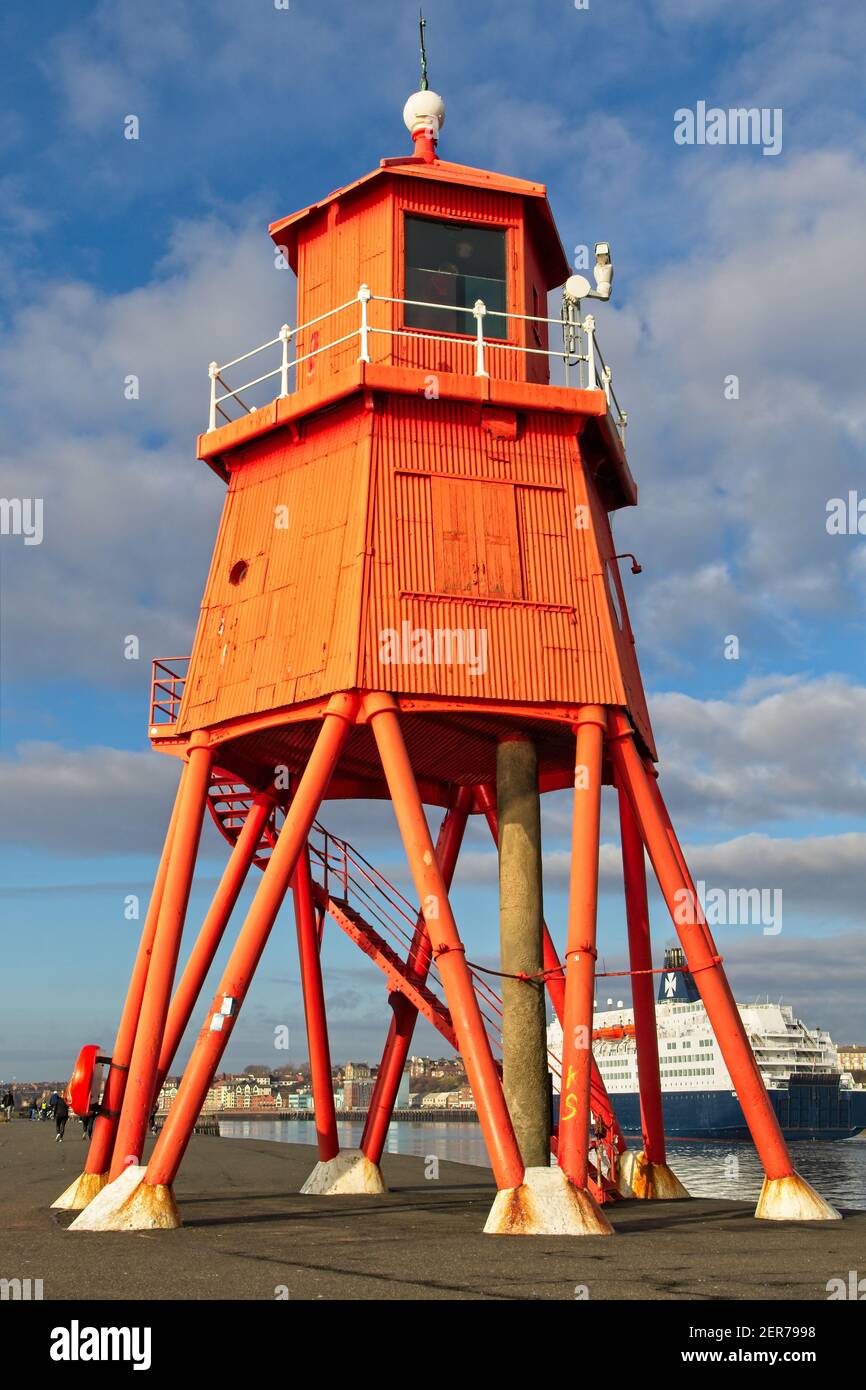 Die leuchtend rot bemalte Herde Groyne Lighhouse steht in der Mündung des Flusses Tyne in Littlehaven, South Shields in Tyne und tragen. Stockfoto