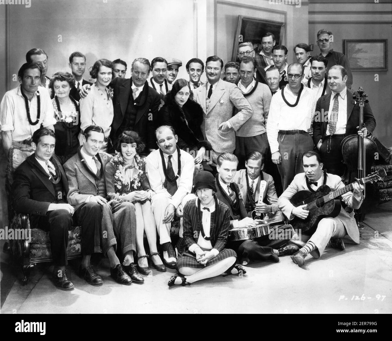 Besetzung und Crew Gruppenfoto mit COLLEEN MOORE zwischen ihrem Hauptmann EDMUND LOWE und Regisseur WILLIAM A. SEITER am Set offen während der Dreharbeiten von HAPPINESS AHEAD 1928 Autor Edmund Goulding Moderator John McCormick First National Pictures Stockfoto