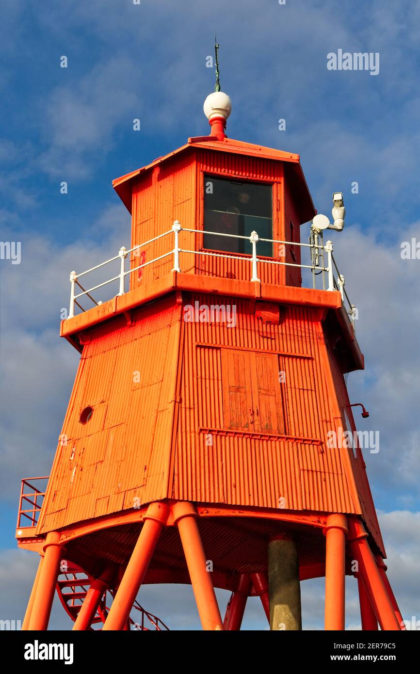 Die leuchtend rot bemalte Herde Groyne Lighhouse steht in der Mündung des Flusses Tyne in Littlehaven, South Shields in Tyne und tragen. Stockfoto