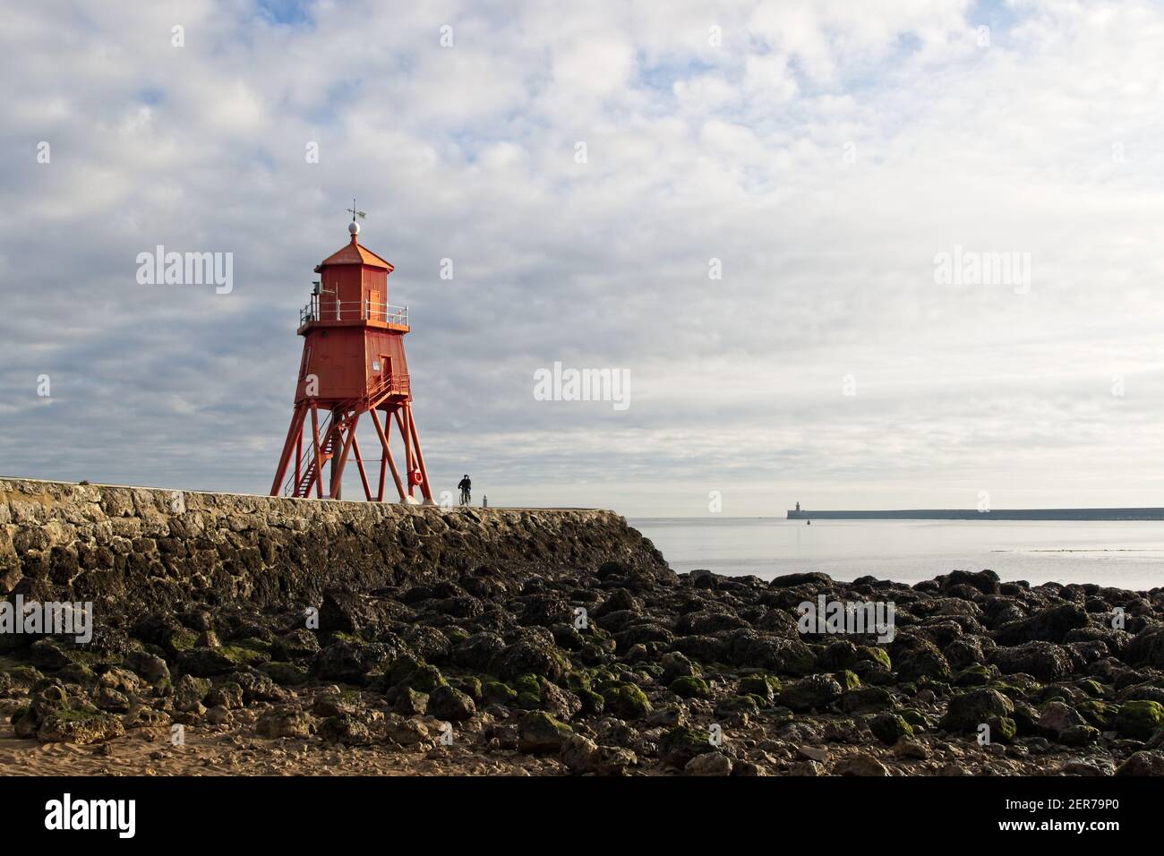 Die leuchtend rot bemalte Herde Groyne Lighhouse steht in der Mündung des Flusses Tyne in Littlehaven, South Shields in Tyne und tragen. Stockfoto