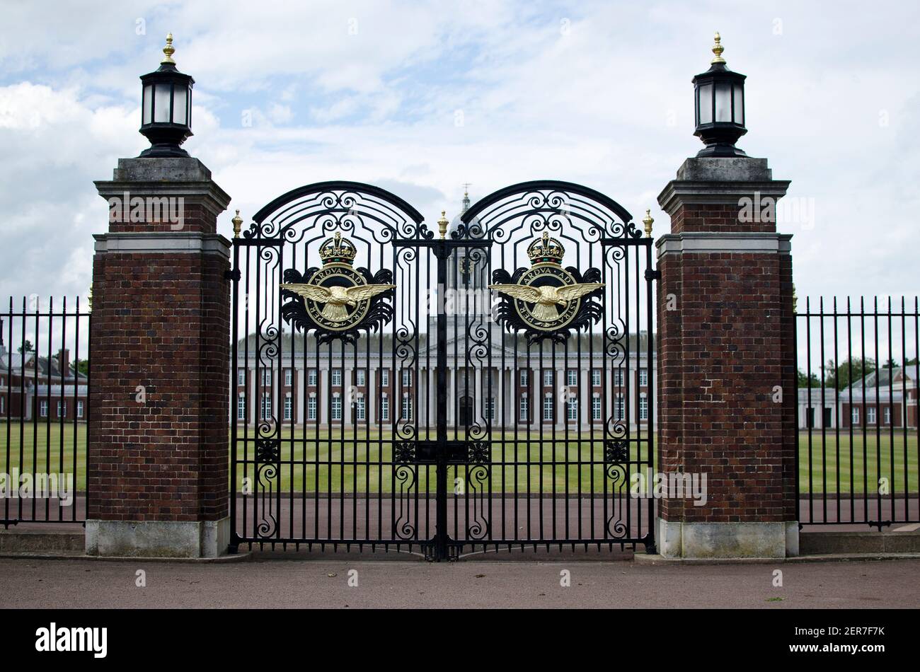 Tore zum RAF Cranwell Training College, Cranwell, Sleaford, Lincolnshire, England, Großbritannien, Großbritannien Mai 2011 Stockfoto