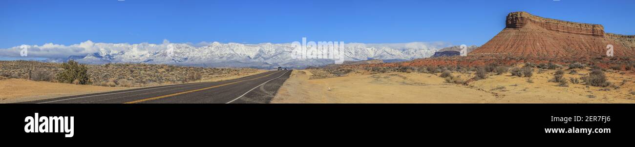 Fotografiert im Januar 2013, eine Straße durch die Wüste von Nevada im Winter mit einem Weitblick auf schneebedeckte Berge in den VEREINIGTEN Staaten Stockfoto Fotografiert im Januar 2013, eine Straße durch die Wüste von Nevada im Winter mit einem Weitblick auf schneebedeckte Berge in den VEREINIGTEN Staaten Stockfoto