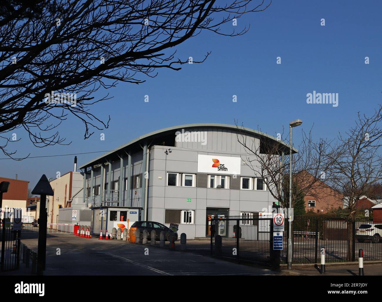 Das Eingangstor und das Bürogebäude der Verpackungsfabrik von DS Smith in Burscough West Lancashire. Das Unternehmen ist ein globaler Hersteller von Verpackungsmaterialien. Stockfoto