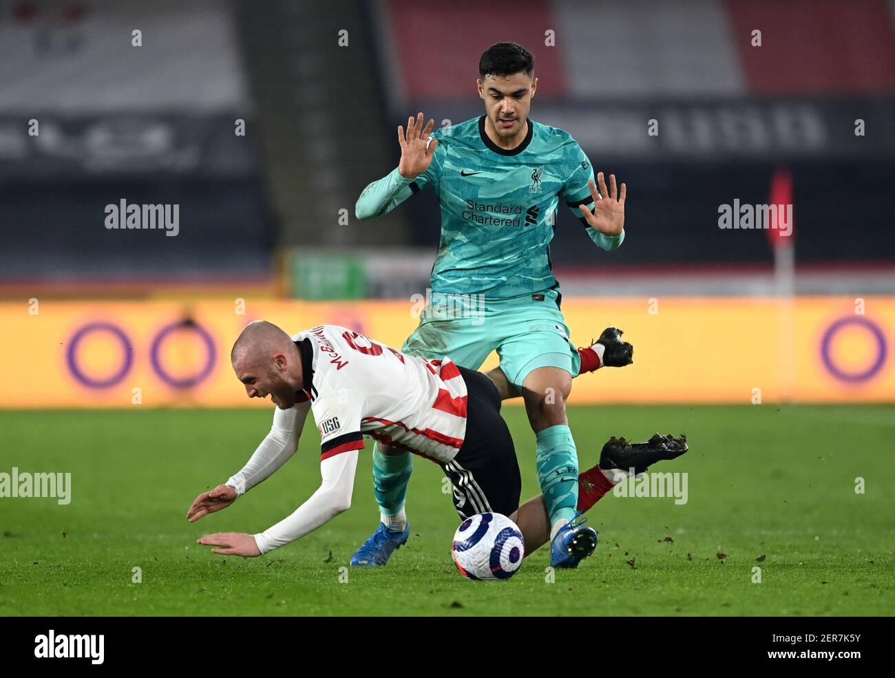 Oli McBurnie von Sheffield United (links) wurde vom Liverpooler Ozan Kabak während des Premier League-Spiels in der Bramall Lane in Sheffield herausgefordert. Bilddatum: Sonntag, 28. Februar 2021. Stockfoto