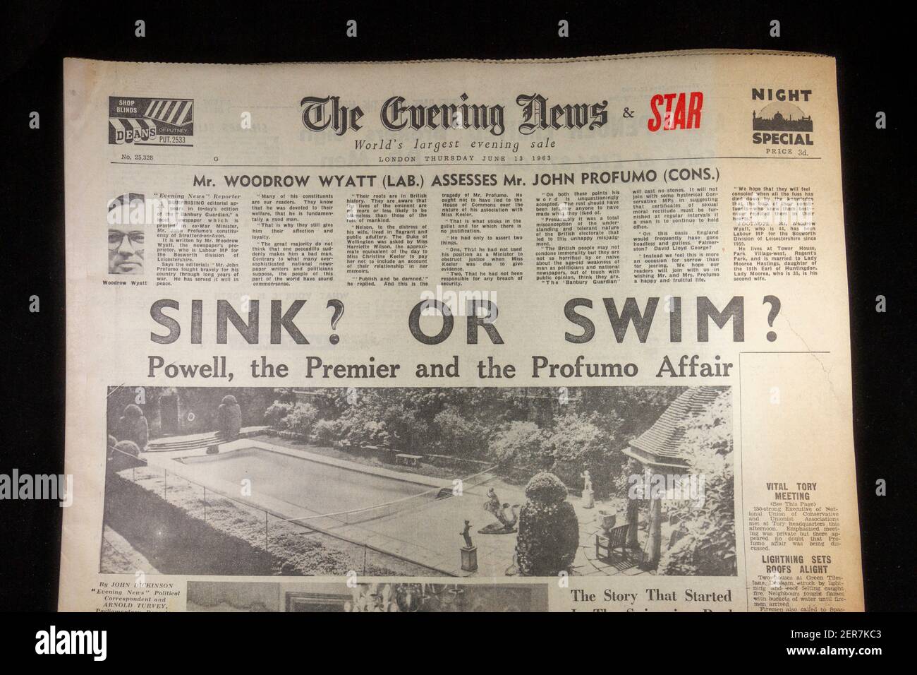 Titelblatt „Sink? Oder schwimmen?' (In Bezug auf die Profumo-Affäre) in der Zeitung Evening News (Donnerstag, 13th. Juni 1963), London, Großbritannien. Stockfoto