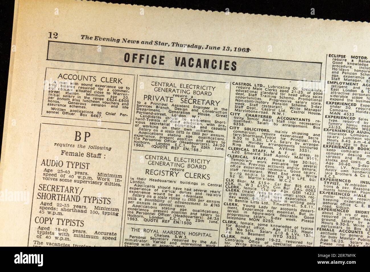 Anzeige für offene Stellen im Büro in der Zeitung Evening News (Donnerstag, 13th. Juni 1963), London, Großbritannien. Stockfoto
