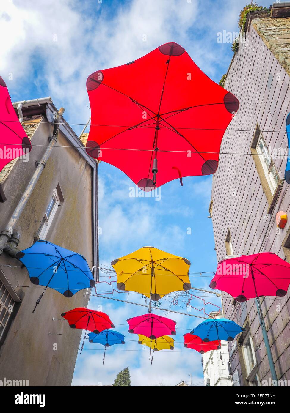 Bunte Regenschirm-Kunstinstallation, Llandysul, Wales Stockfoto