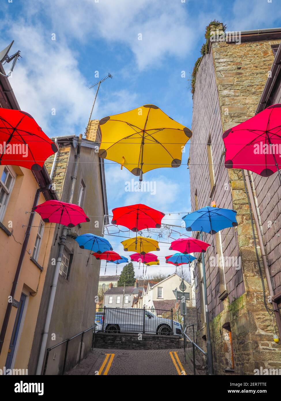 Bunte Regenschirm-Kunstinstallation, Llandysul, Wales Stockfoto